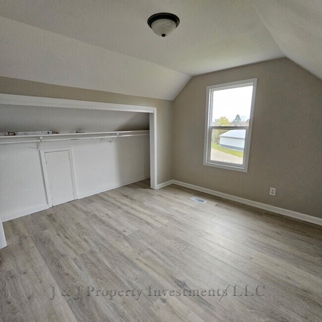 Building Photo - 7119 S Solon Rd