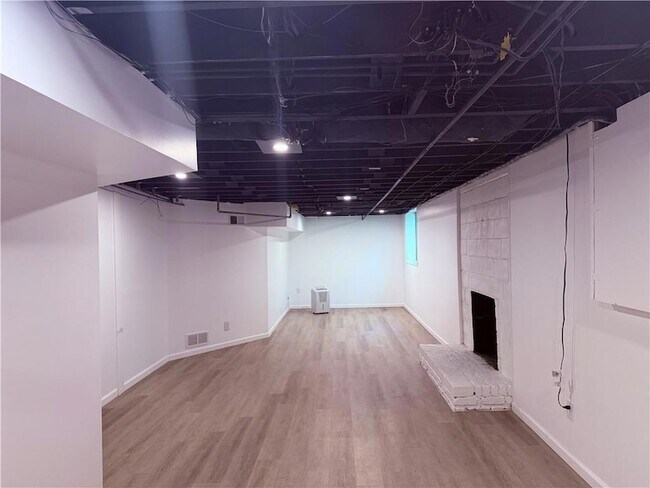 Building Photo - 6651 Castleton Dr NW