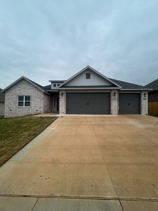 Primary Photo - Beautiful Modern Home in Pea Ridge!