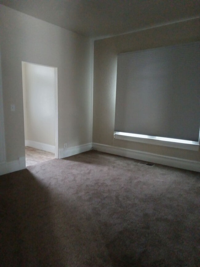 Building Photo - Come take a look at this historical home in downtown Roseburg!