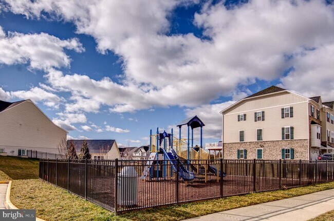 Building Photo - 135 Wake Robin Ct