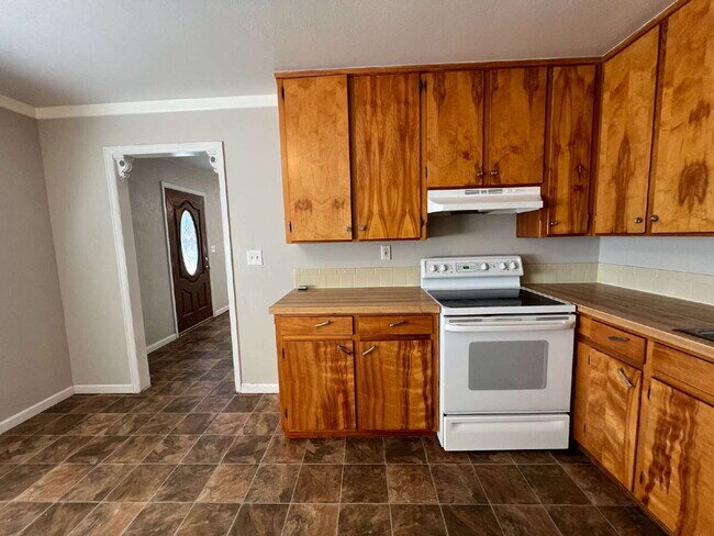 Building Photo - Charming West Side Upper-Level Duplex for ...