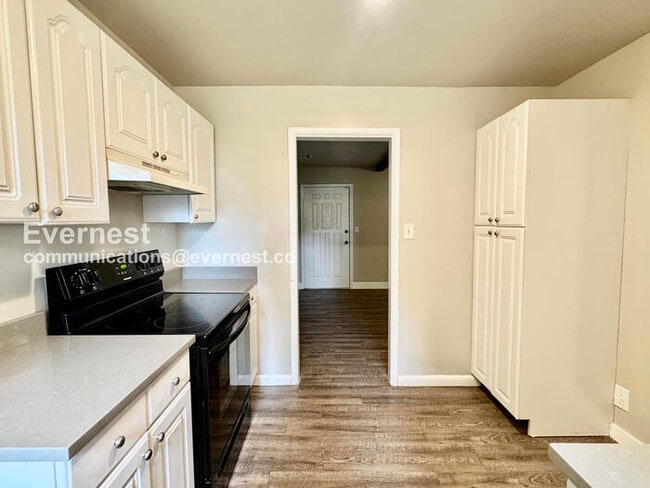 Building Photo - 3 Bed/1 Bath Home with Fenced Yard & Garage / Pet-Friendly / Coming Soon!
