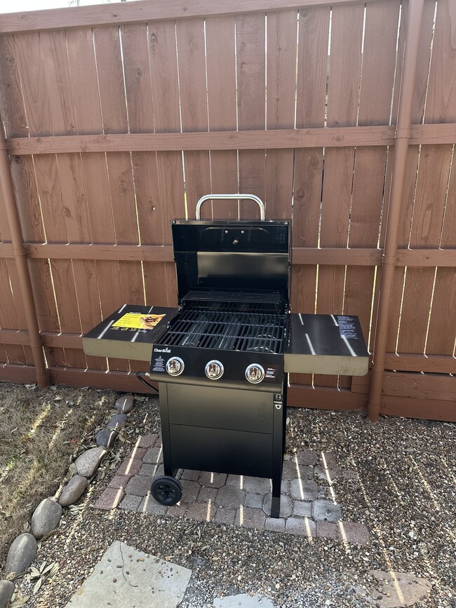 Building Photo - 8467 Willow Creek Dr