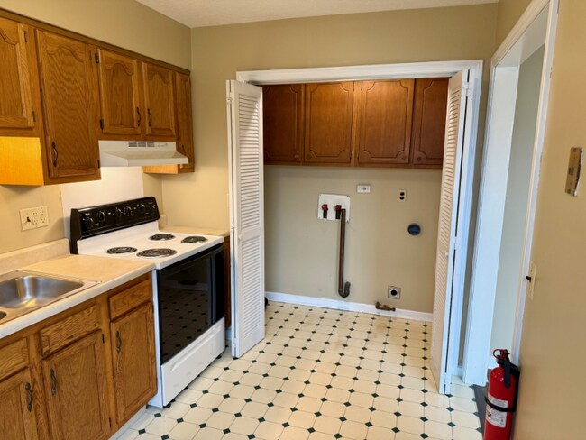 Building Photo - 515 Monroe Ave