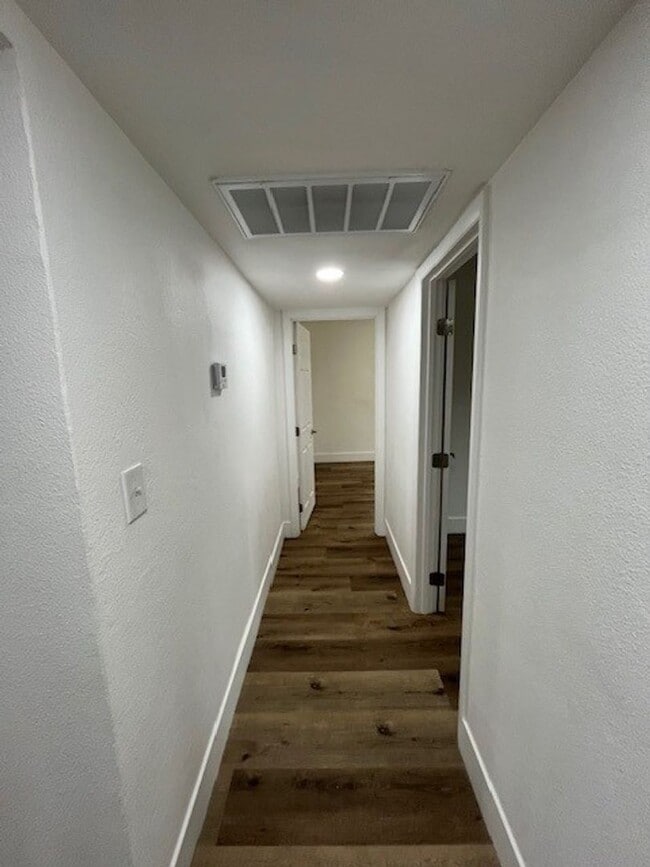 Building Photo - 916 N Mooney Blvd