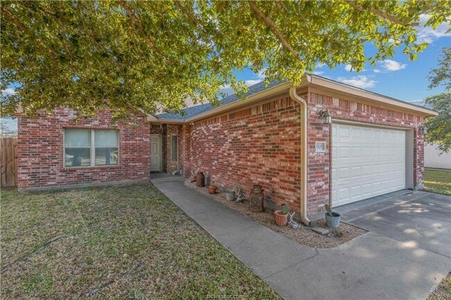 Building Photo - Available August 2026! Spacious 4 Bed House in South College Station!