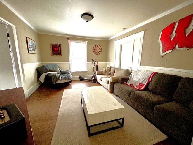 Building Photo - 5 Bedroom/1 Bathroom - Available Now For Short-Term Lease - Great Downtown Location!