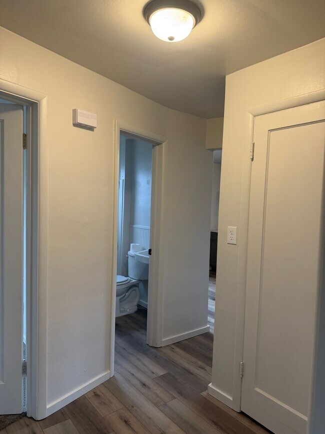 Building Photo - 260 E Sherman St