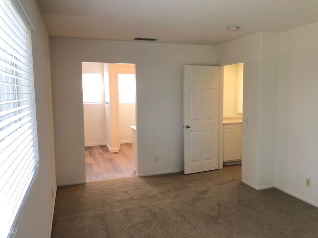 Building Photo - CHARMING 3 BR/2.5 BATH  " TWELVE PICKET LA...