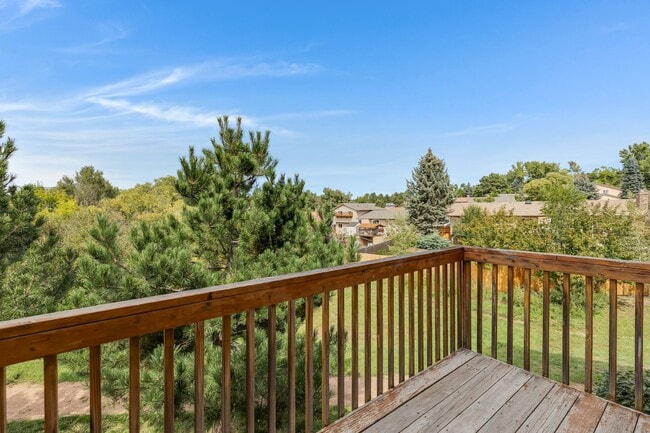 Building Photo - 3 Bedroom townhome NO deposit