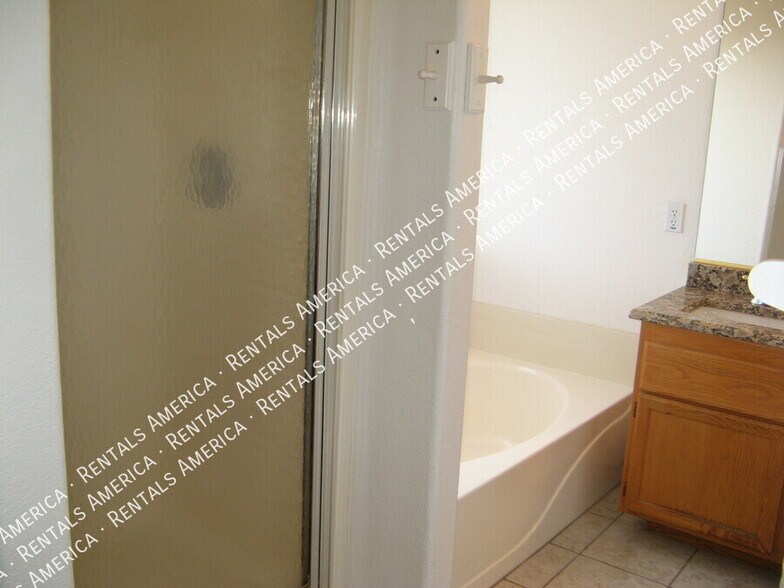 Building Photo - 8536 W Dahlia Dr