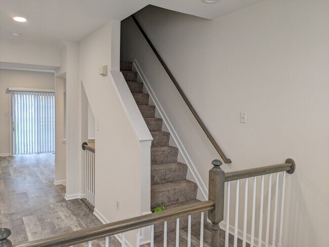 Building Photo - Completely Renovated Townhouse in convenie...