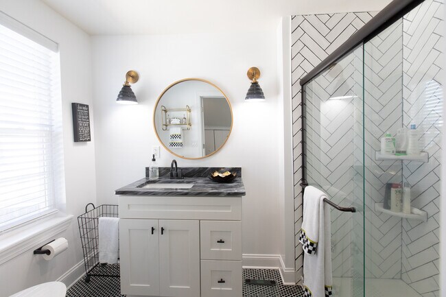 Building Photo - 107 S Richards Ave