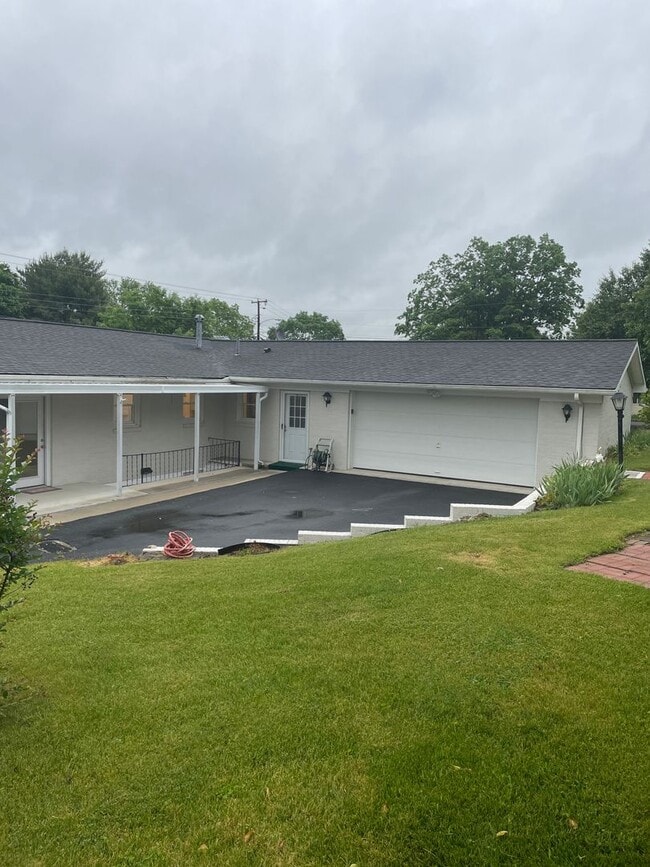 Building Photo - 4 BR 3 BA house on corner lot