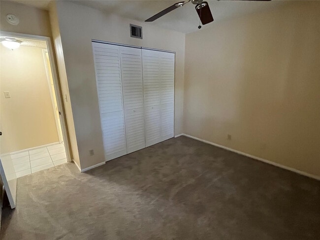 Building Photo - 407 Gardens Dr