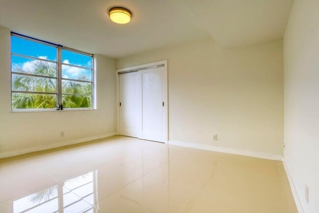 Building Photo - 535 Oaks Dr