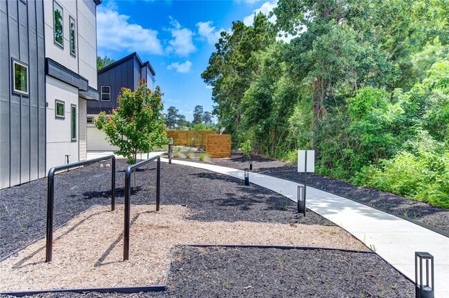 Building Photo - 13102 Honey Suckle Ridge Ln