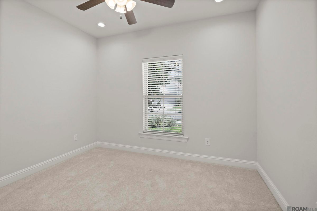 Building Photo - 471 Lake Breeze Dr