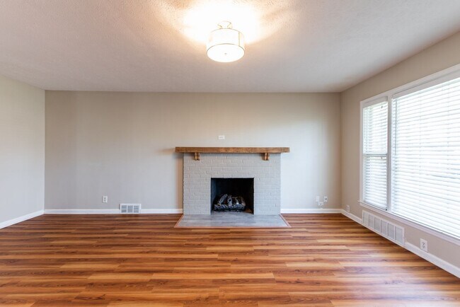Building Photo - Fall in Love with this home!!!