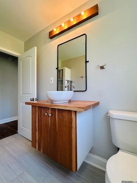 Building Photo - 376 Croydon Ave