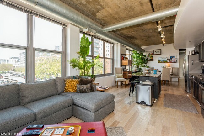Building Photo - 933 W Van Buren St