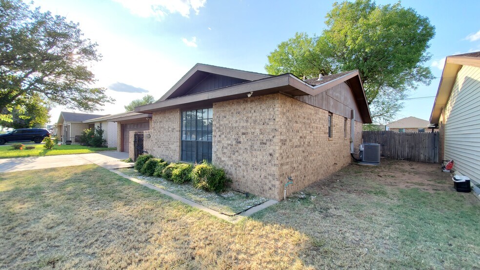 Building Photo - 2042 Magill St