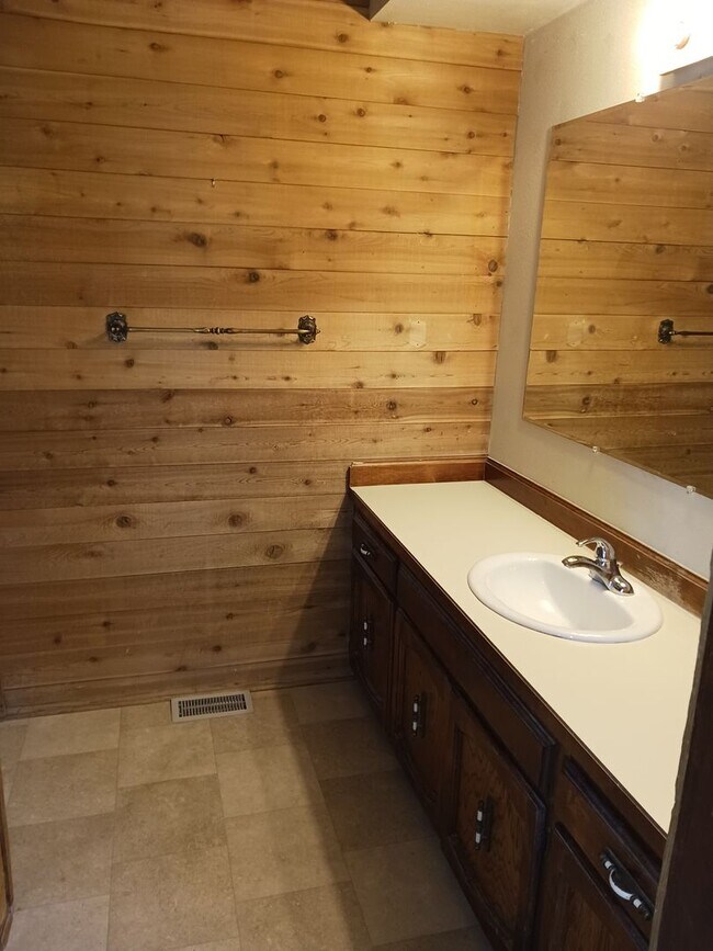 Building Photo - 708 Highland Dr