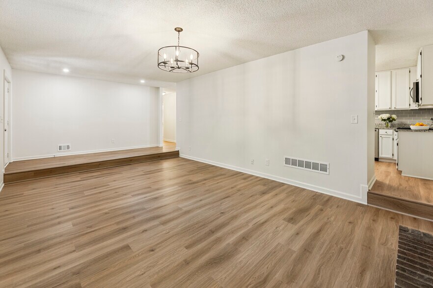 Building Photo - 3125 Sharon Cir