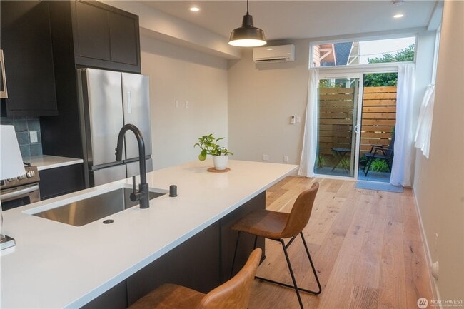 Building Photo - 2bd/1.75ba Seattle Townhome