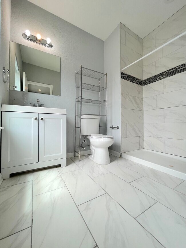 Building Photo - COME MEET YOUR NEW HOME! BRAND NEW & UPDATED!