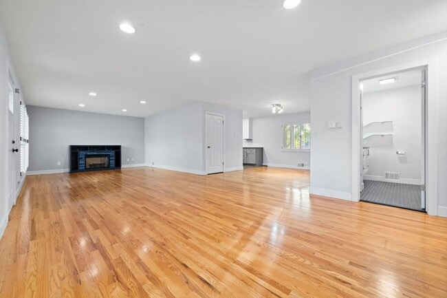 Building Photo - Available NOW! 4 Bedroom 3 Bath Beautiful Home