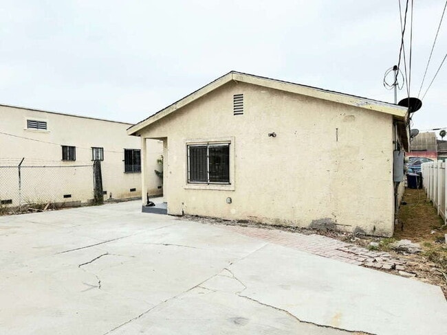 Building Photo - 1325 W 58th St