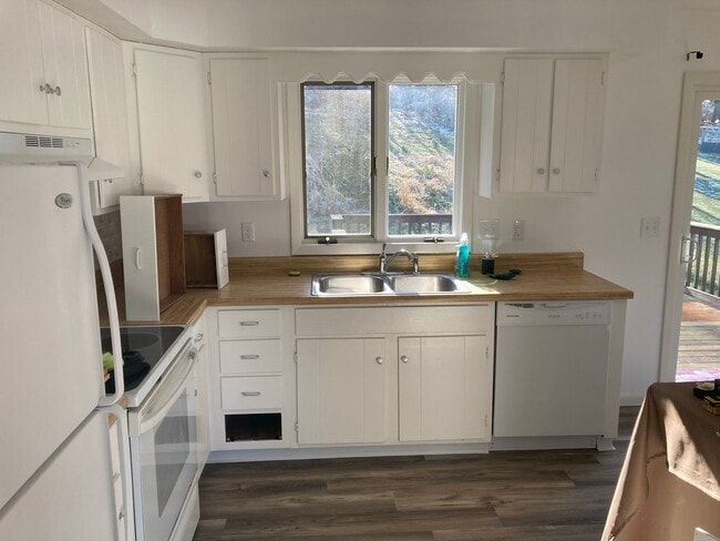 Building Photo - Three Bedroom House in Boalsburg Available for Mid-July
