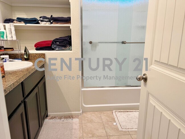 Building Photo - Well Maintained 3/2/2 in Crowley For Rent!