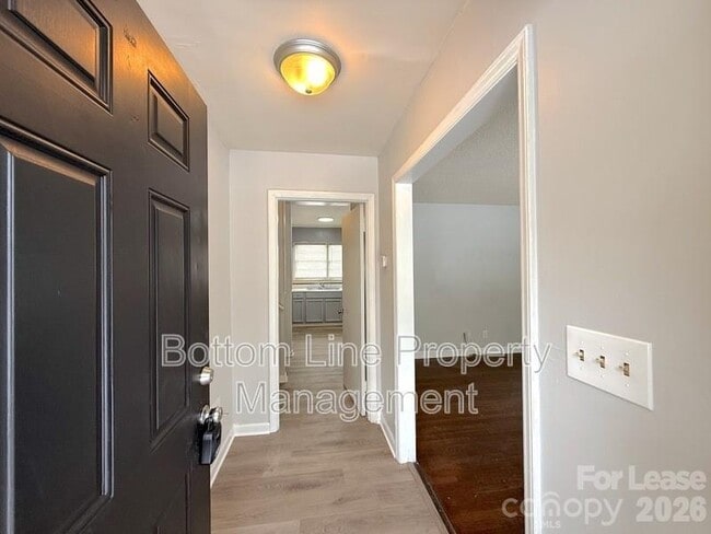 Building Photo - 907 Bannister Pl