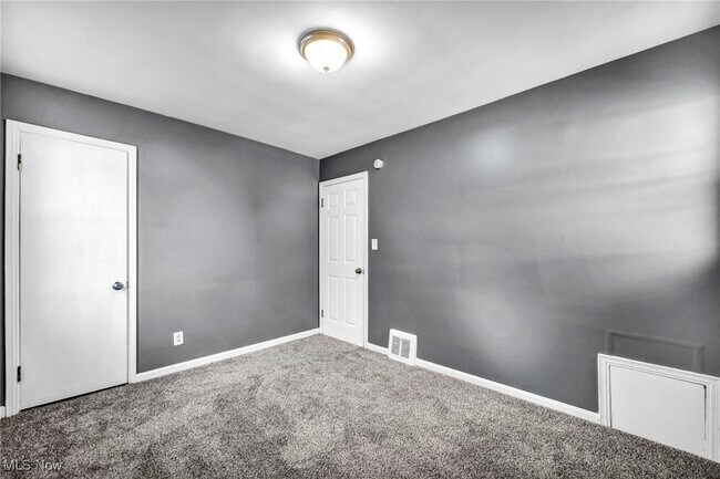 Building Photo - 422 E 222nd St