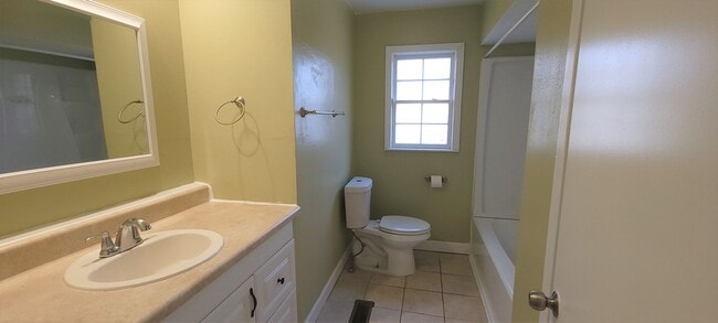 Building Photo - 4 Bedroom/ 1.5 Bath Brick Home for Rent in...