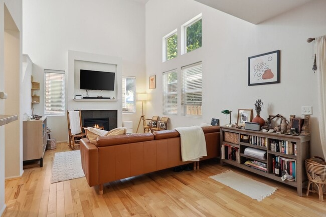 Building Photo - Spacious 3-Bedroom Home in Tumwater – Styl...