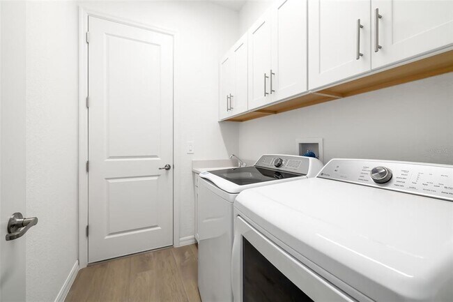 Building Photo - 5604 Lightning Whelk Ln