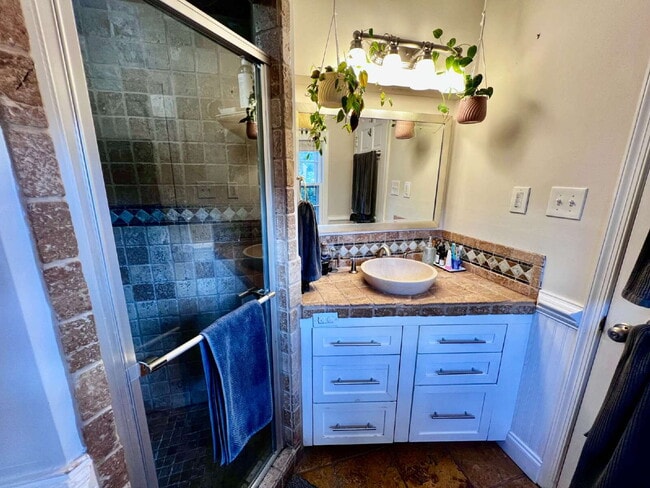 Building Photo - Love Where You Live in Lake Shores!