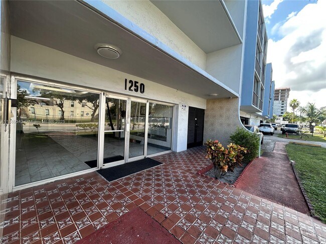 Primary Photo - 1250 NE 125th St