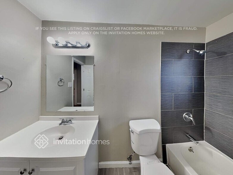 Building Photo - 1061 E 105th Pl