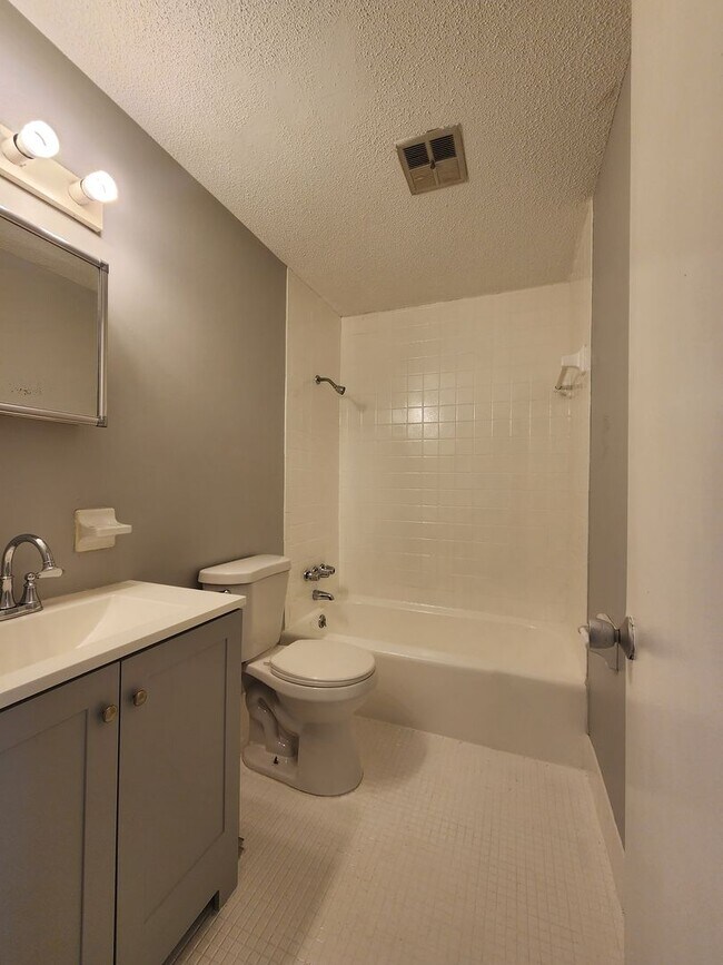 Building Photo - ** HALF OFF 1ST MONTH'S RENT WITH 13 MONTH...