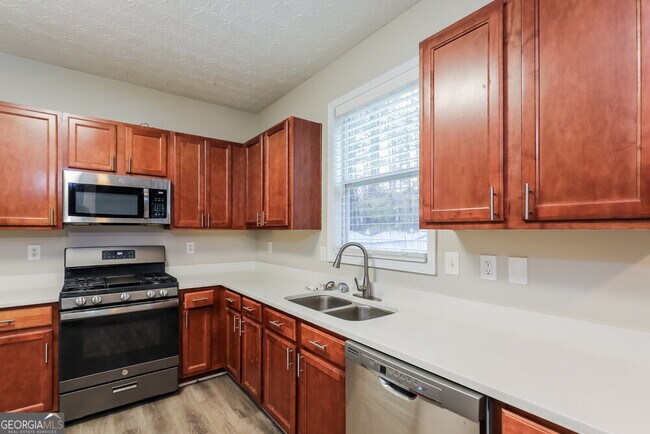 Building Photo - 2390 Village Green Dr