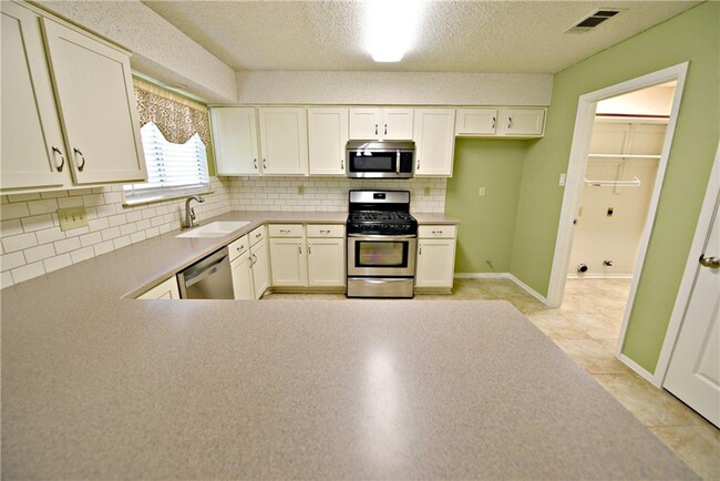Building Photo - 4604 Pelham Dr