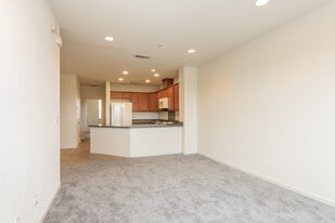 Building Photo - 131 Burbank St