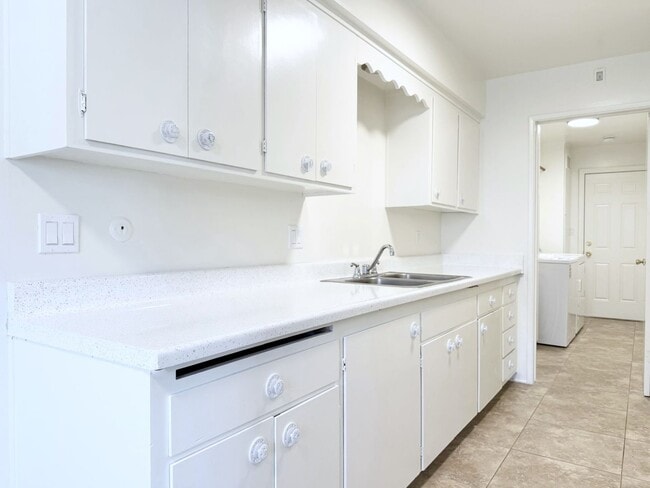 Building Photo - Single Level Duplex!