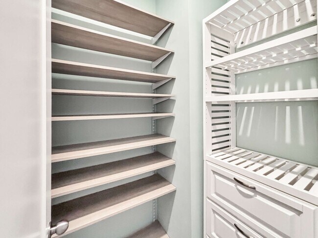 Building Photo - Beautiful 3 BR Townhome in Woodstock!