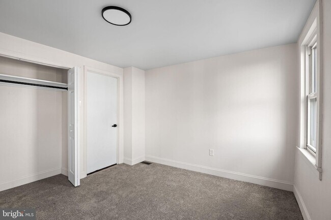 Building Photo - 322 S Poppleton St